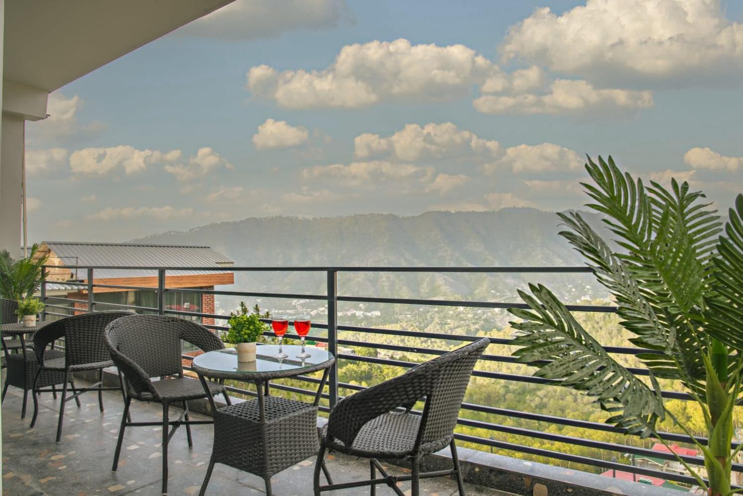 Apartament Host Jatin Mountain Crest Kasauli 7Oi827O7O3 Zewnętrze zdjęcie