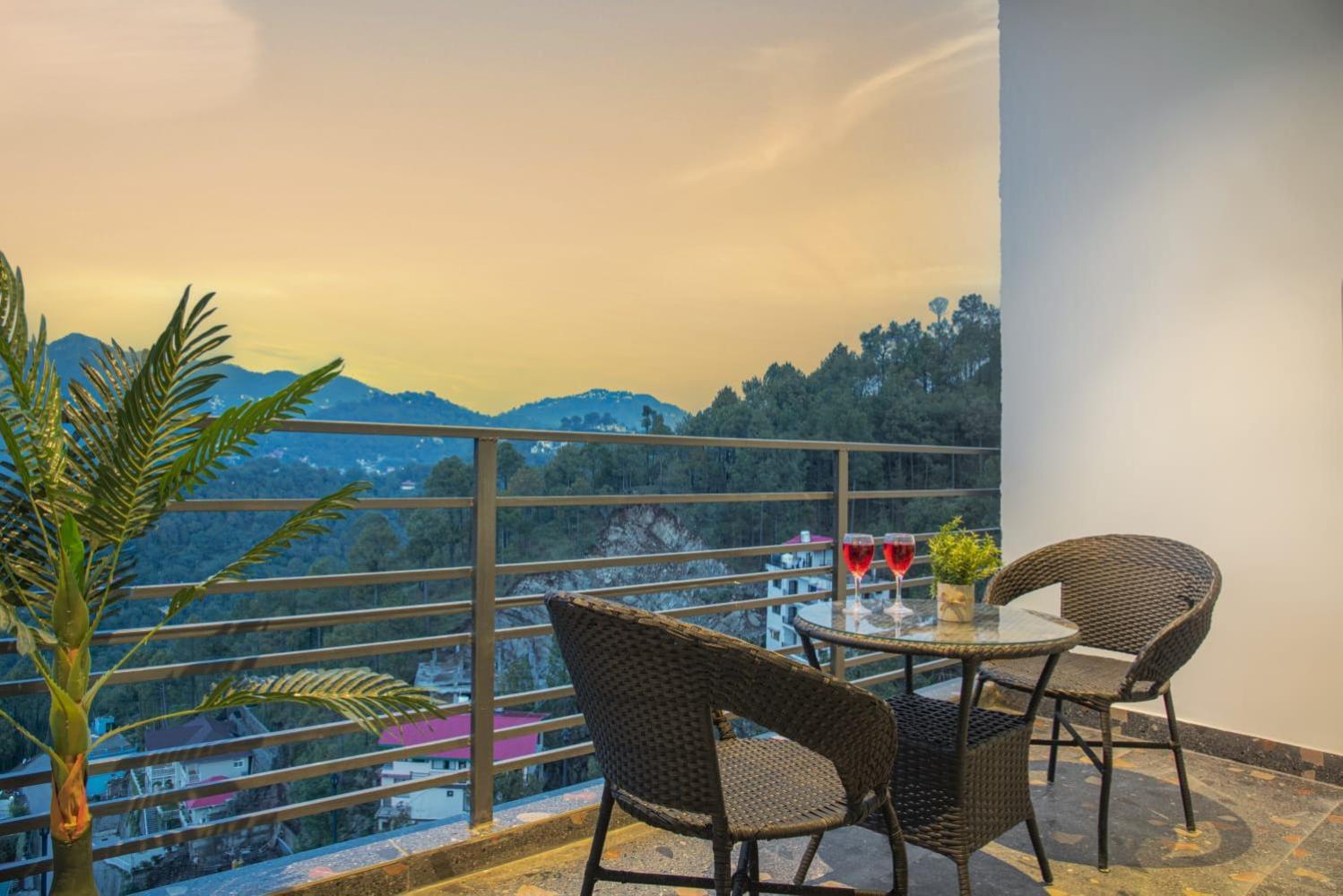 Apartament Host Jatin Mountain Crest Kasauli 7Oi827O7O3 Zewnętrze zdjęcie